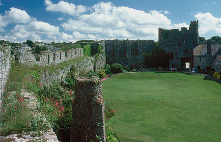 450px-Manorbier_Castle_South_Wales_Inner_Ward.jpg