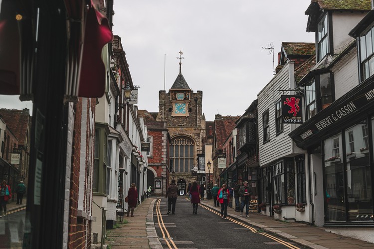 Image courtesy of Eduardo Vieira Street bordered by buildings with people walking
